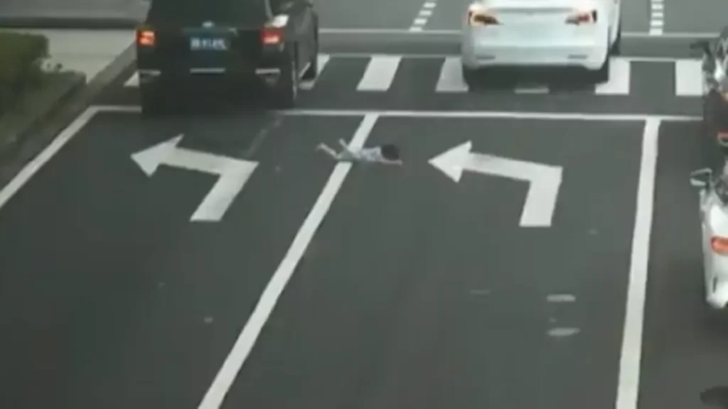 Child fell out of car on highway