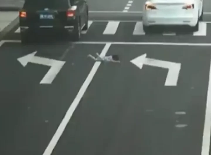 Child fell out of car on highway